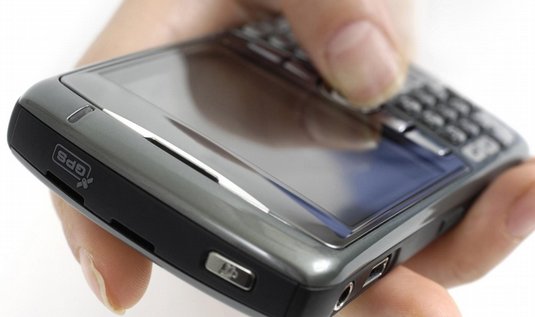 Mobil má 96 % dospělých,
nárůst táhnou senioři