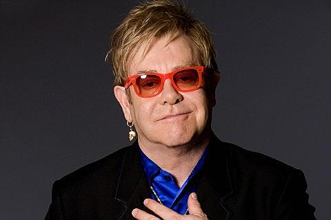 Britský muzikant Elton
John vystoupí v Praze