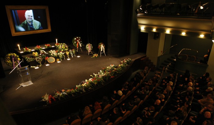 Zaplněné divadlo se loučilo
s Vladimírem Čechem