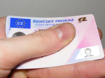 První řidičský průkaz byl vydán
Karlu Benzovi už před 125 lety