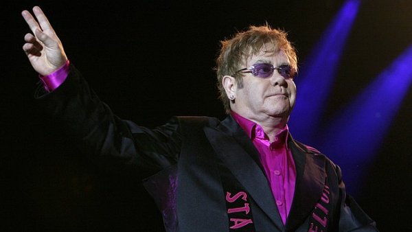 Mistr podmanivé melodie
Elton John zahraje v Praze