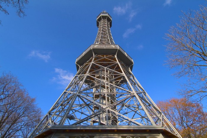 Kam jinam na prvního
máje než na Petřín?