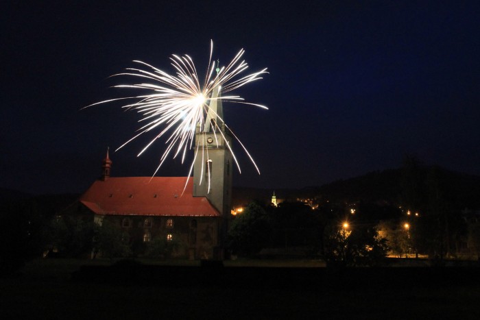 Stovky kostelů po celé zemi
zvou k noční návštěvě