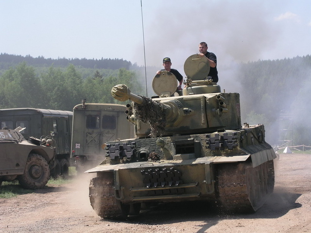 Začínají Bahna, svátek
vojenské techniky