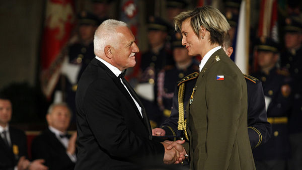 Prezident vyznamenal válečné
hrdiny i oštěpařku Špotákovou