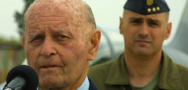 Zemřel válečný hrdina,
letec Vladimír Nedvěd