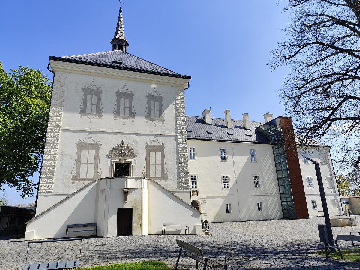 Tady že je nějaký zámek?