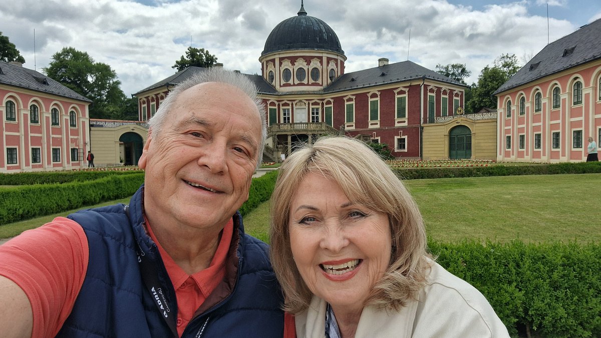 1. U Zámku Veltrusy.jpg