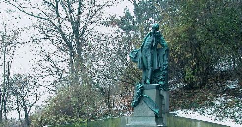 Máj v překladu pro
generaci Facebooku