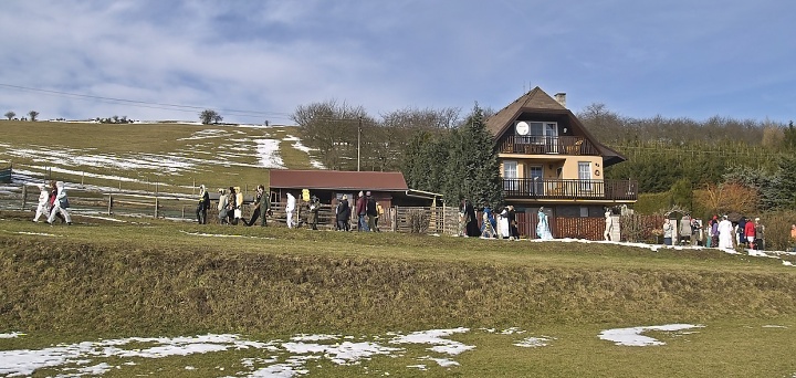 Bosou nohou do hadího hnízda 
aneb o smyslu masopustu