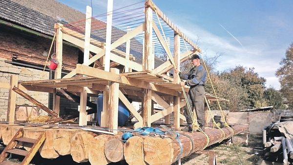 Čech testuje na Lipně vor,
jímž chce zdolat Atlantik