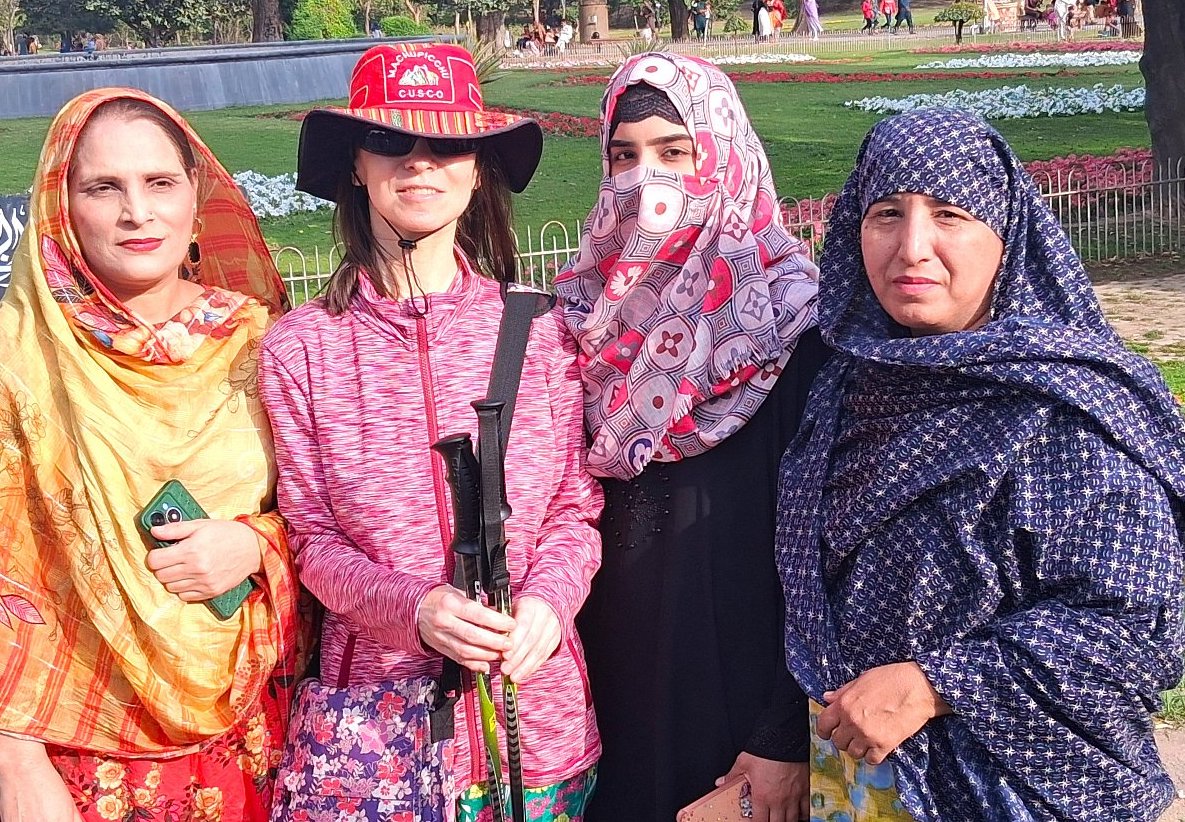 Pákistán v dubnu 2025 – oslnivě krásné zahrady, nesmírně přátelští lidé, zemětřesení a nejpálivější jídlo na světě