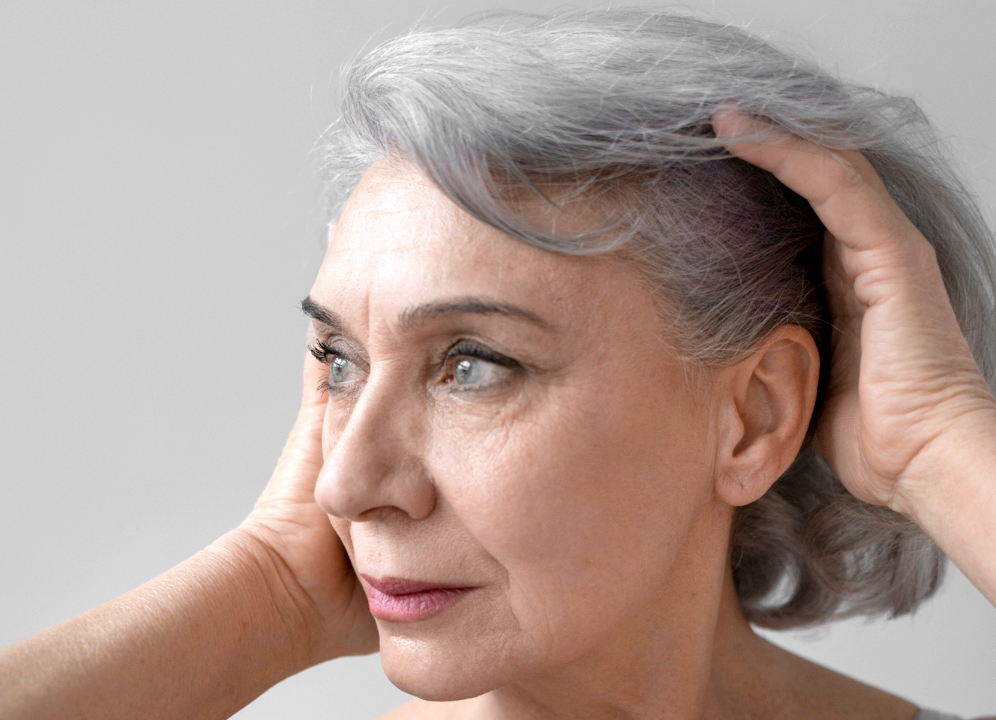 Padají, lámou se, řídnou. Problémy s vlasy bývají ve vyšším věku časté