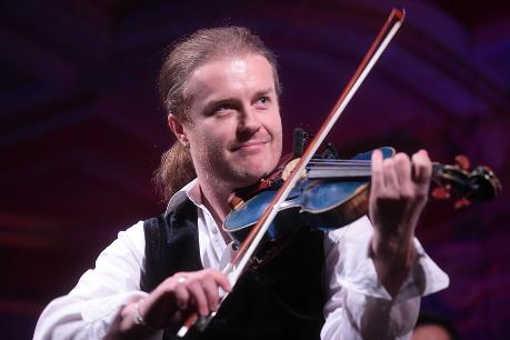 Šarmantním mužem
je houslista Šporcl