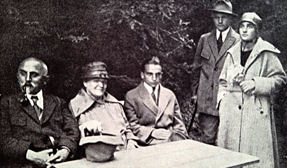 Alois Rašín s manželkou Karlou, syny Ladislavem, Miroslavem a dcerou Ludmilou.jpg