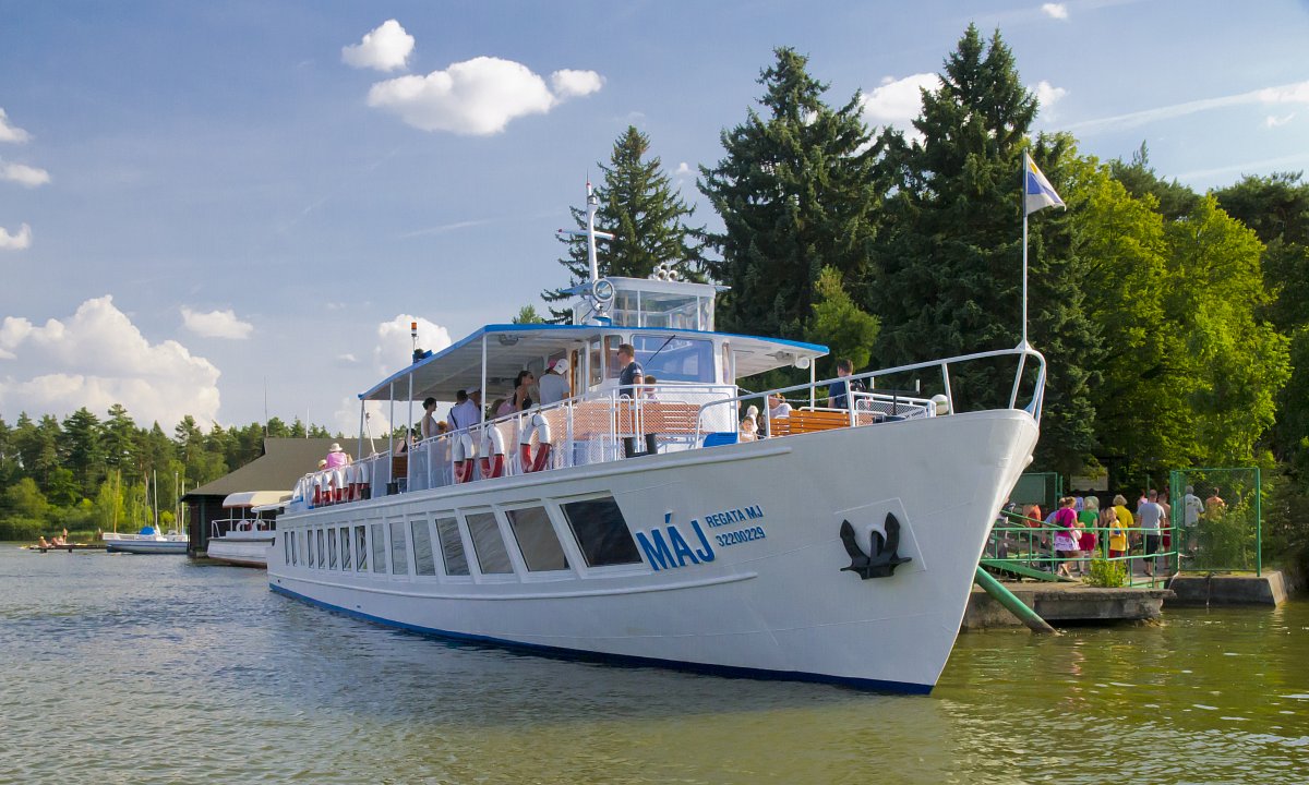 Svatba na lodi na Máchově jezeře, to je dnešní trend