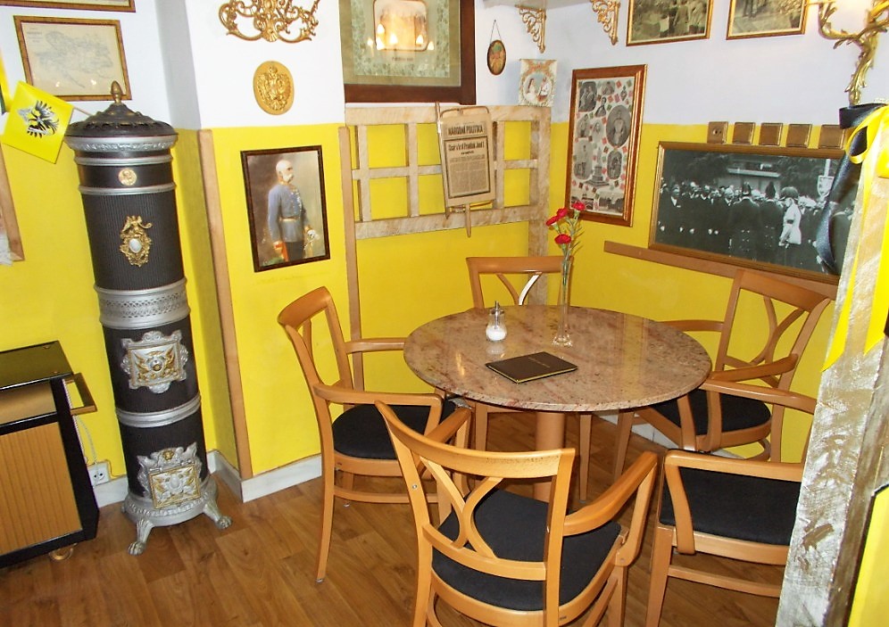 Ve společnosti jejich výsostí. Cukrárnu v centru Březnice chrání císařský majestát