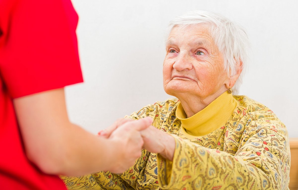 Babi, tohle nesmíš dělat! Přehnaná péče příbuzným škodí