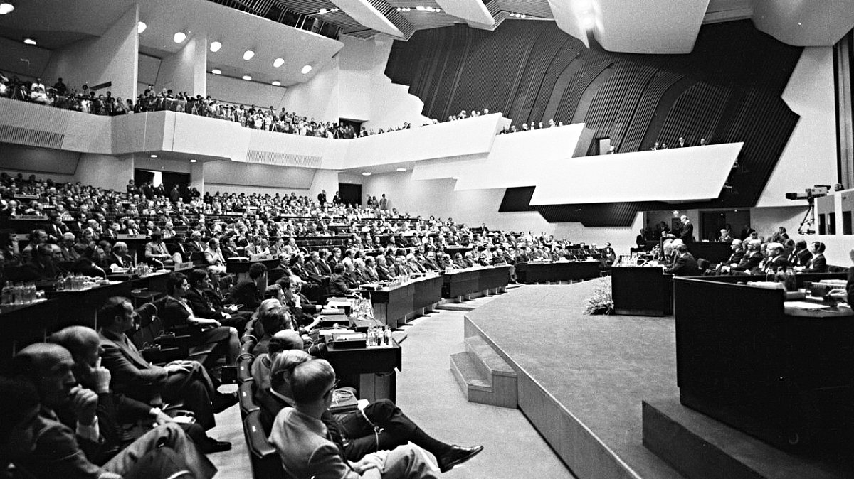 Pryč z normalizační šedi   