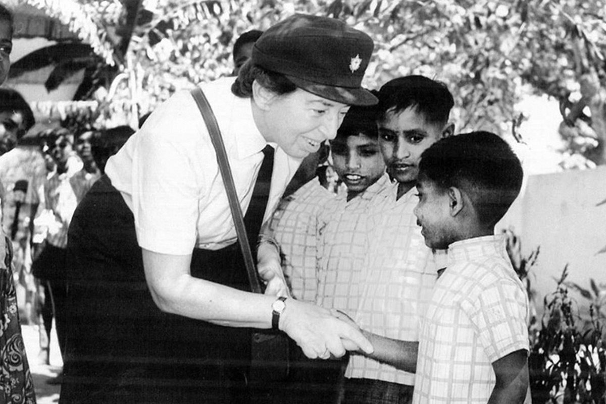 Hitschmanová mezi dětmi v Indii.jpg