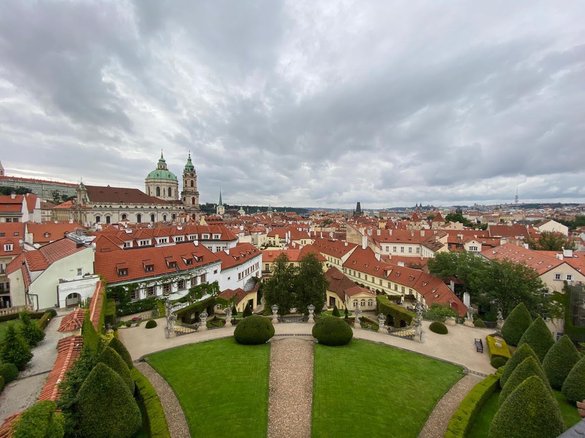 Praha z výšky Vrtbovské zahrady
