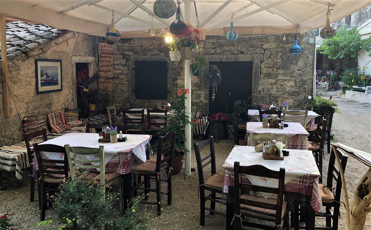 Taverna, kutuki, kafenio. Kam zajít v Řecku jíst a pít