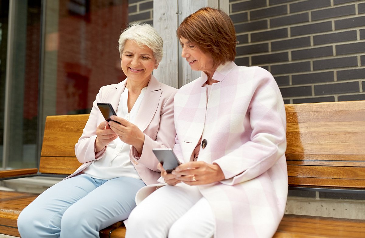 Čím dál více času s mobilem. I to je jeden z jevů současné doby covidové
