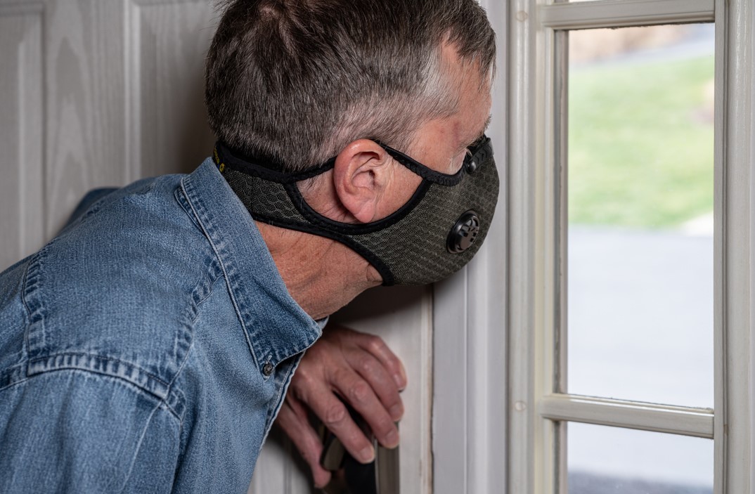 Vláda vytahuje proti koronaviru novou zbraň: lockdown. Pohyb lidí jen v rámci okresu, v noci se psem do 500 metrů od domu