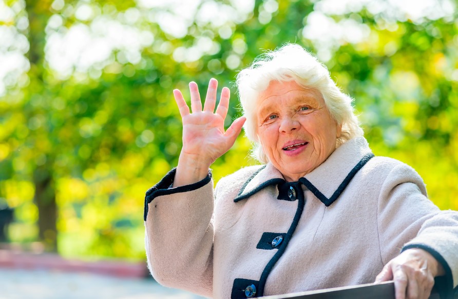 Ponižování seniorů aneb Cizí člověk není babička ani děda
