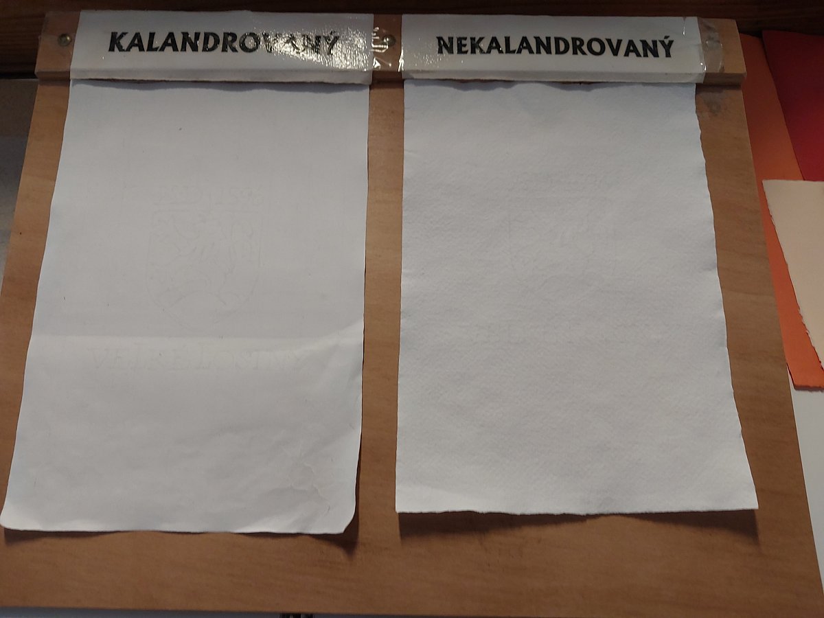 Kalandrovaný (vyhlazený) a nekalandrovaný (hrubý) papír