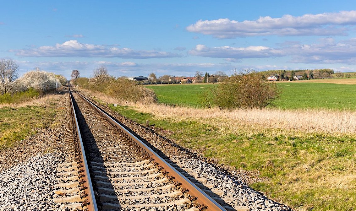 FOTO DNE 19.4.: Marta Nosková - Koleje v jarním tichu