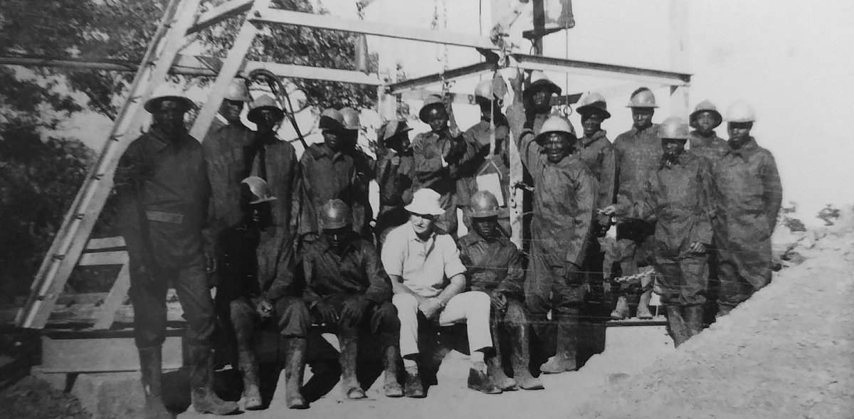 Kropáček ve společnosti ugandských horníků.jpg