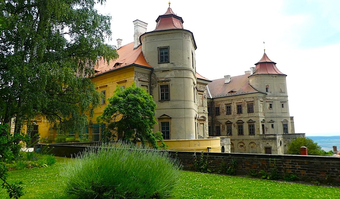 Pozvánka do našeho kraje: Jezeří - zámek na rozhraní dvou světů