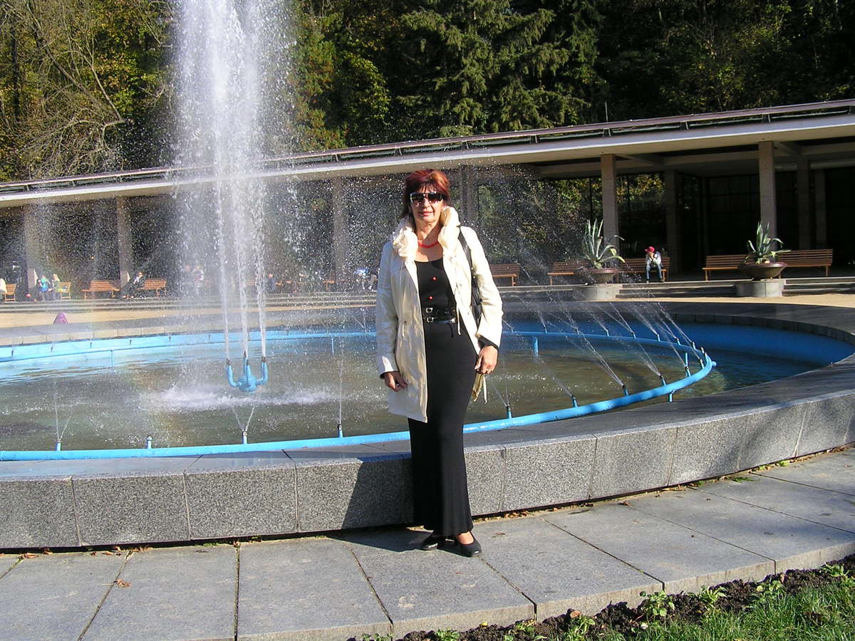 Žena od jídelního stolu