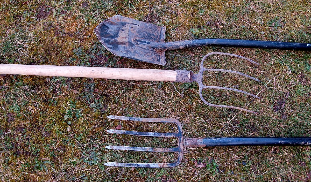 Rýč a rycí vidle asi mít musíme..JPG