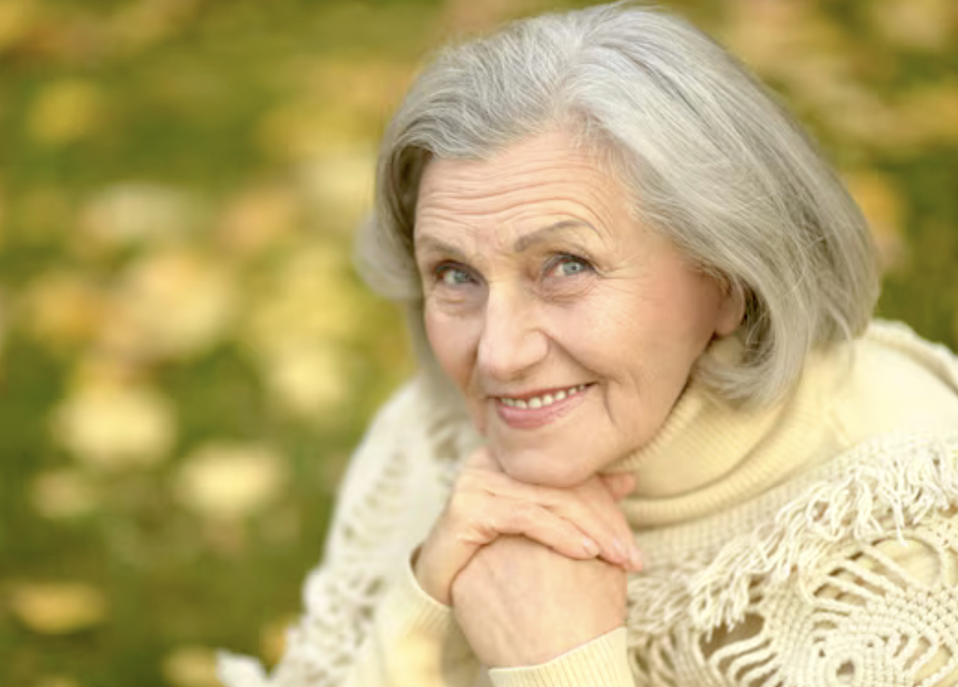 Milena (76): Dřív jsem všechno platila hotově. Teď mám Poštovní účet od ČSOB a víc klidu 