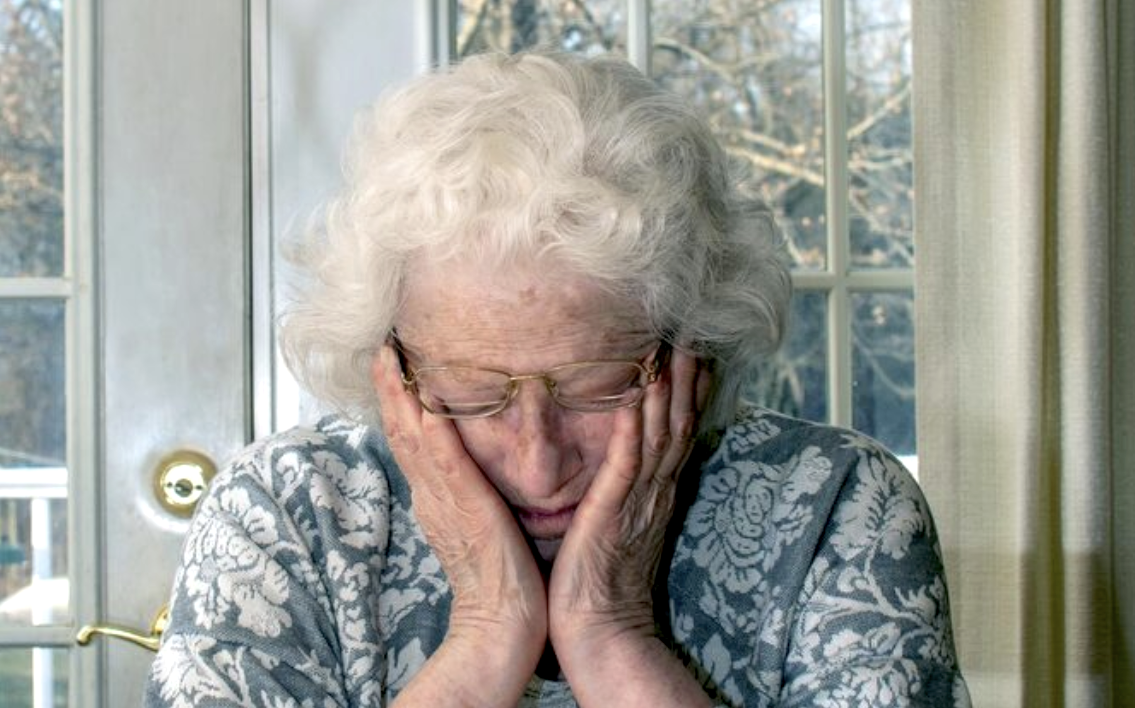 Seniorka z Děčína přišla o více než 814 tisíc korun, uvěřila podvodné reklamě 