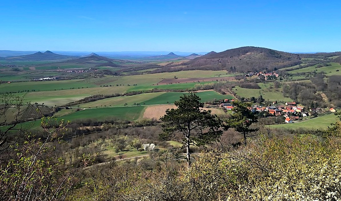 FOTO DNE 9.4.: Alena Tollarová - Z Blešenského vrchu