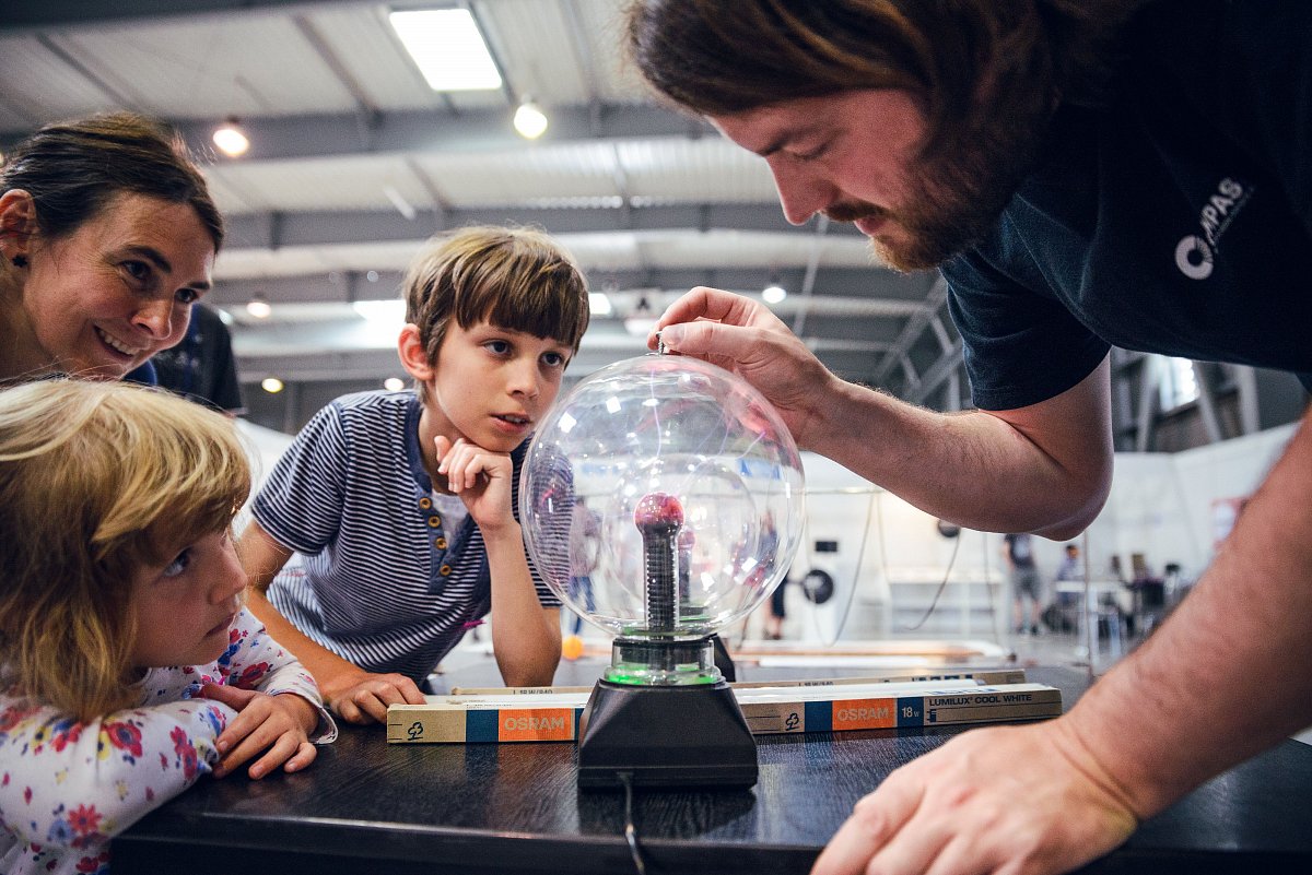 Na veletrhu vědy si lidé vyzkouší let stíhačkou i postavit funkční město 
