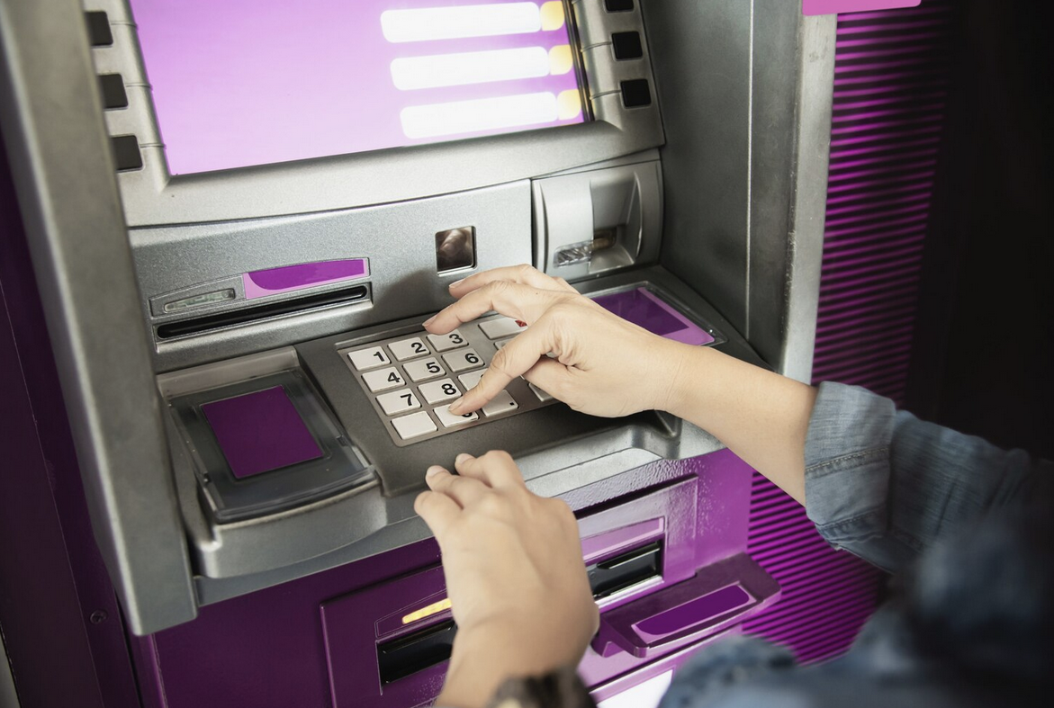 Policie varuje před podvody šmejdů při výběru peněz z bankomatů