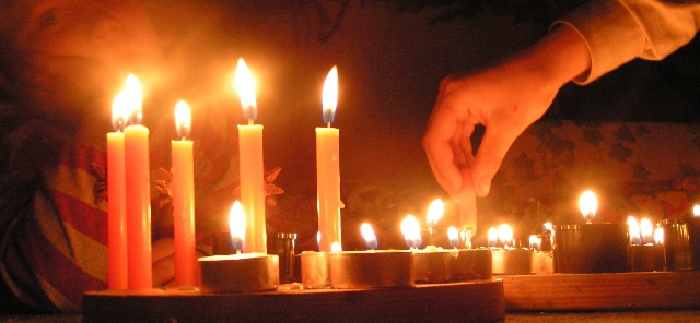 Do chrámu sv. Víta dovezli
skauti Betlémské světlo