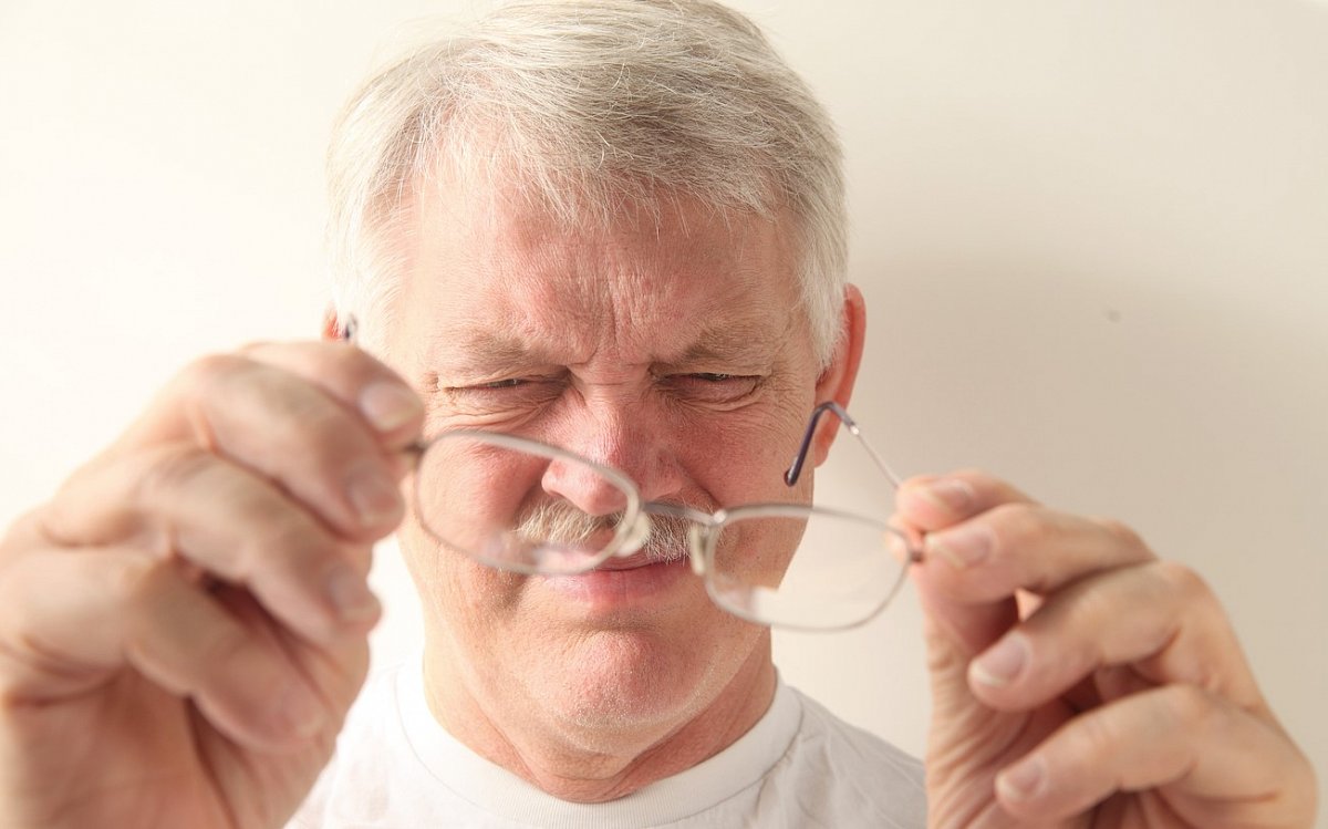 Šedý zákal a cylindr