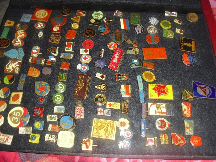 Odznaky, známky a gramofonové desky