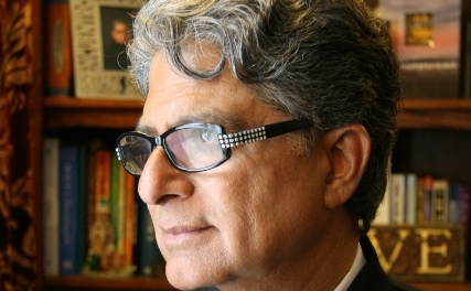 Jak vzít život do vlastních rukou? 
Poradit může Deepak Chopra