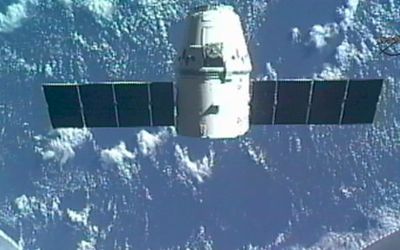 Soukromý Drak bezpečně
přistál v Tichém oceánu