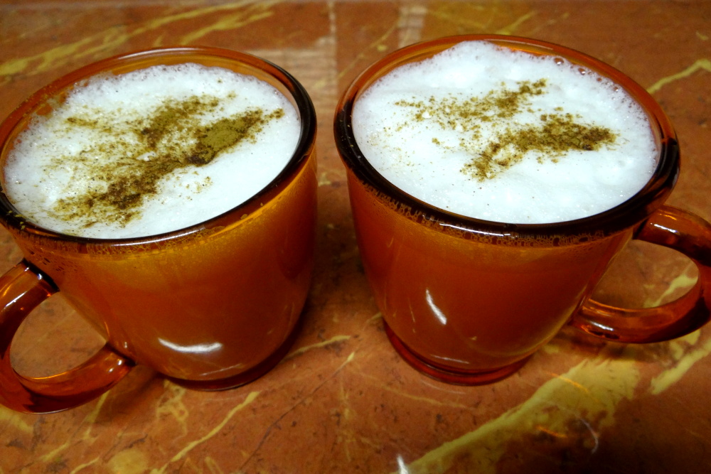 Je libo něco na zahřátí? 
Horké mléko s rumem a skořicí