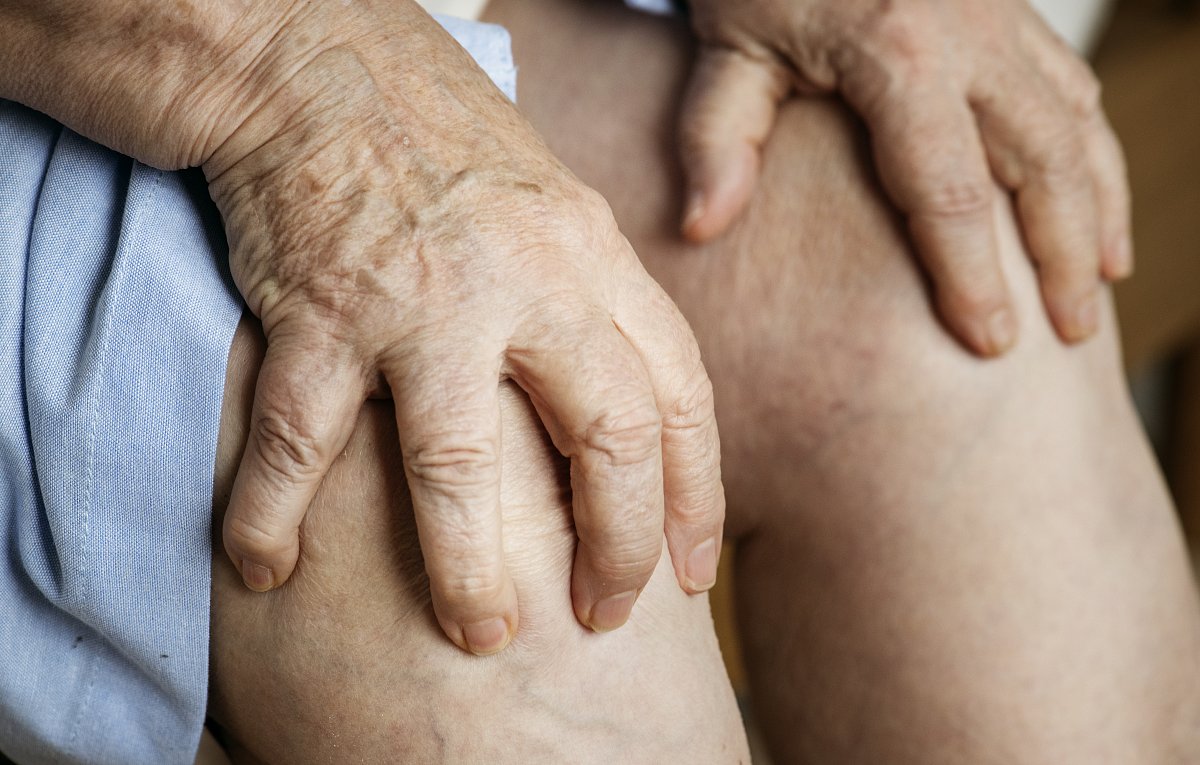 Těžké nohy, otoky a křeče. Běžný problém starších lidí nebo vážné nebezpečí?