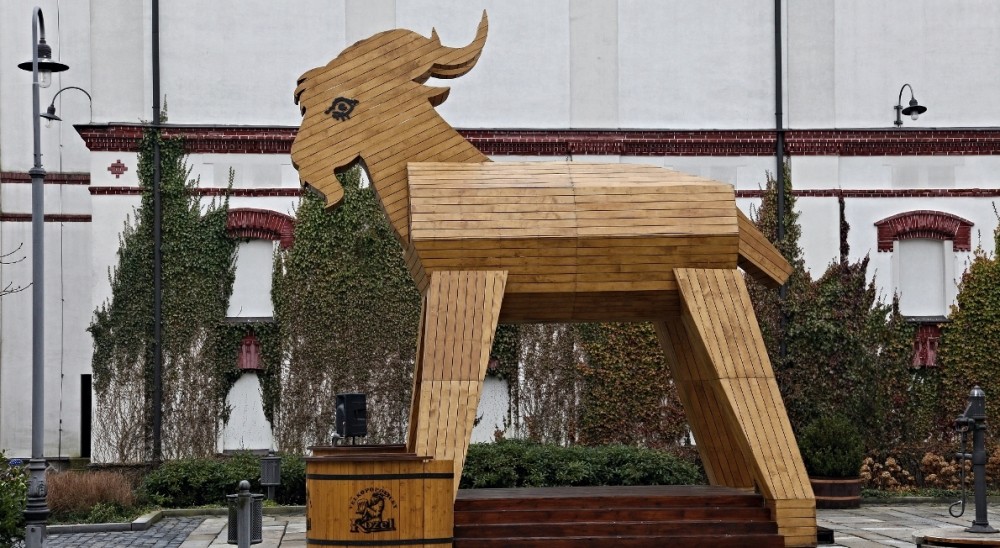 Cimrmani pokřtili největšího 
dřevěného kozla na světě