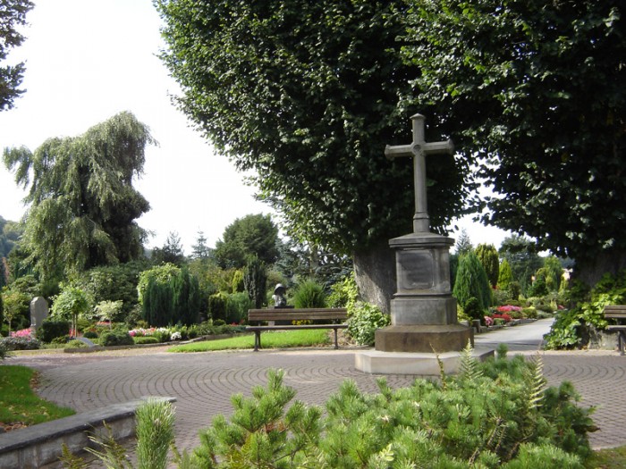 V těchto dnech míříme na hřbitovy 
a zapalujeme svíčky jako symbol života