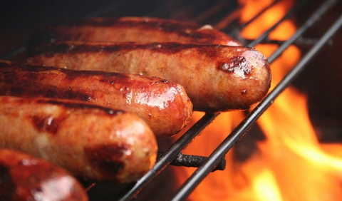 Hygienici varují před&nbsp;příliš
uzenými klobásami